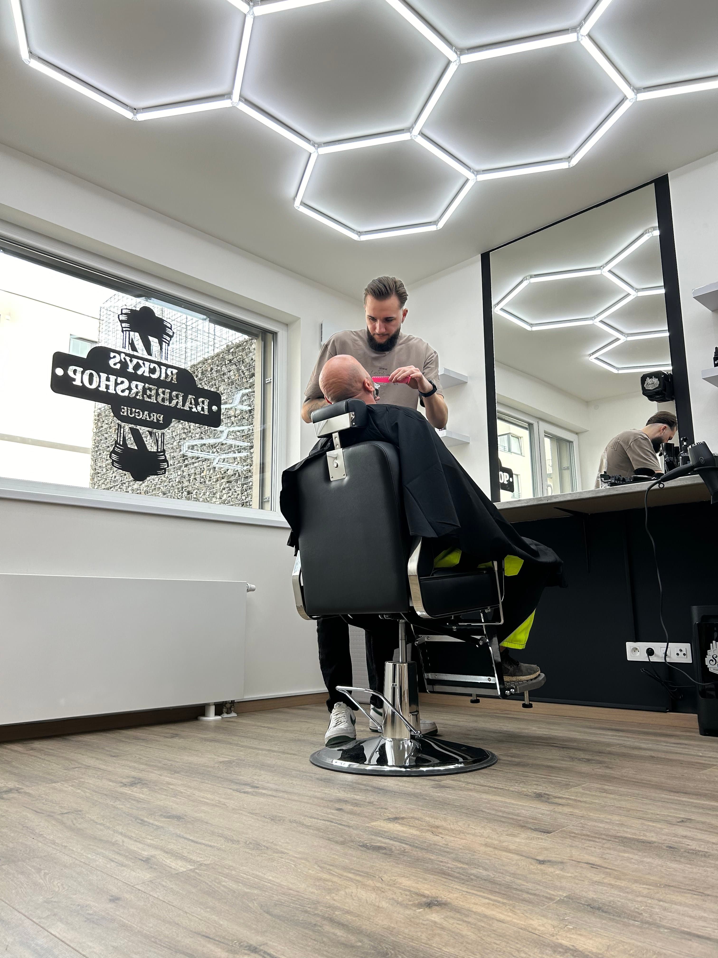 Interiér Ricky's Barbershop v Praze 12 - Modřany